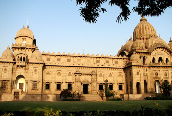 Belur Math , Kolkatta is also one of the Largest temple in India, it occupied 40 Acres